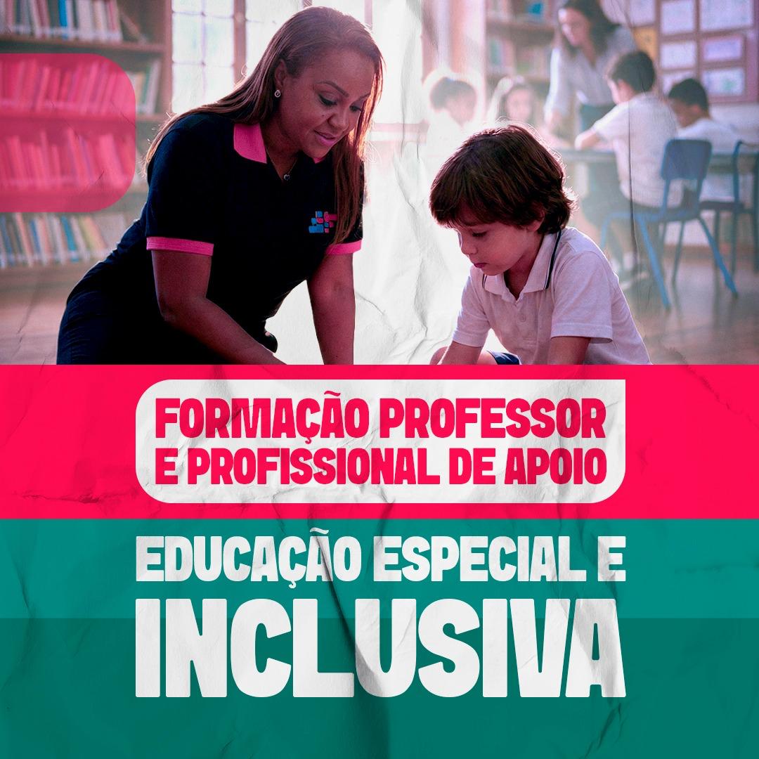 Profissionais de apoio escolar em sala de aula com estudantes.