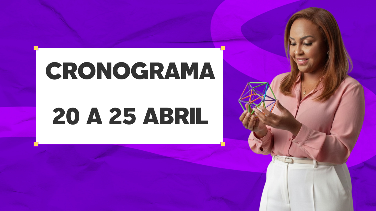 Professor em aula preparando alunos para concursos de educação